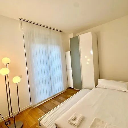 2 Bedrooms, Wifi, Airco Near Station By Kibilu Affitti Brevi *
